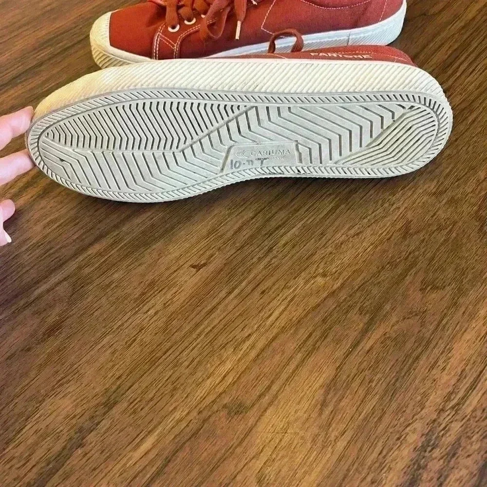 Cariuma highlights red